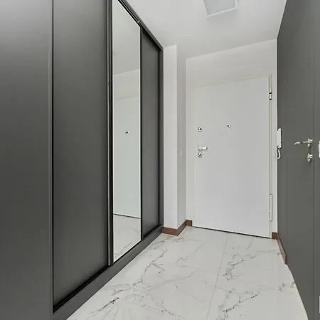 Апартаменти Rent Like - Spacious With Balcony Slonimskiego 2